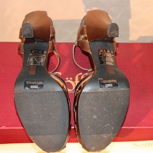 BONGO Shoes - 1940s-inspired Bronze Metallic Heels BONGO Shoes - 1940s-inspired Bronze Metallic Heels